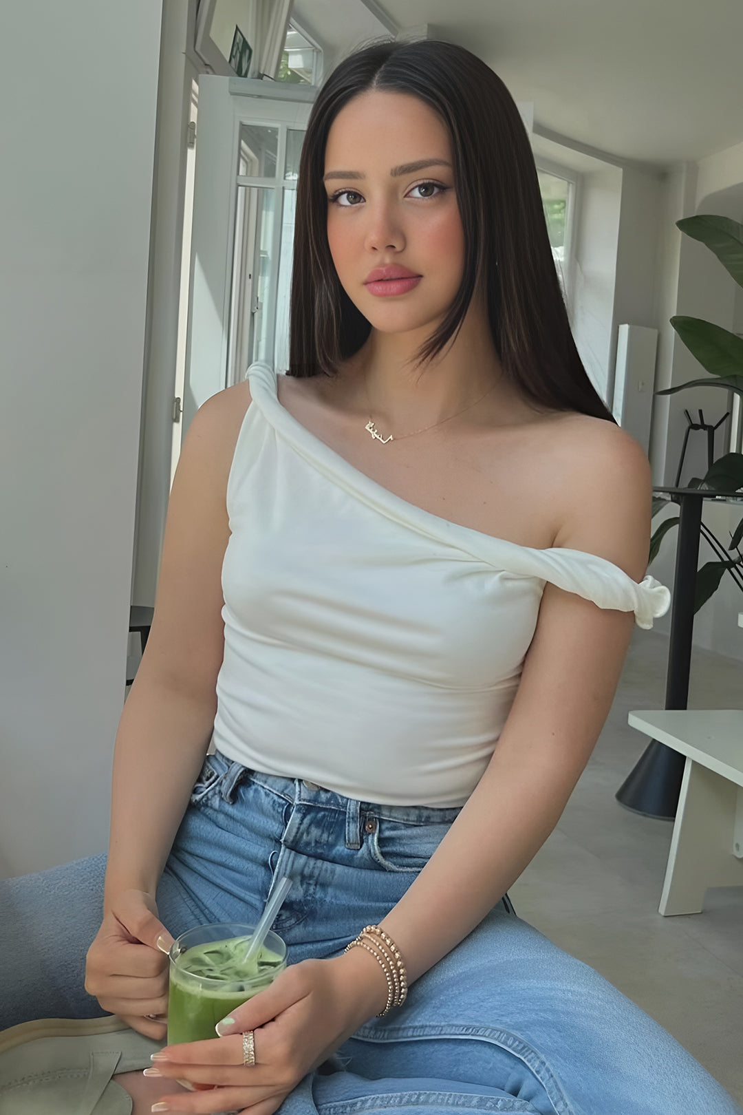 Eenvoudige asymmetrische twist mouwloze top