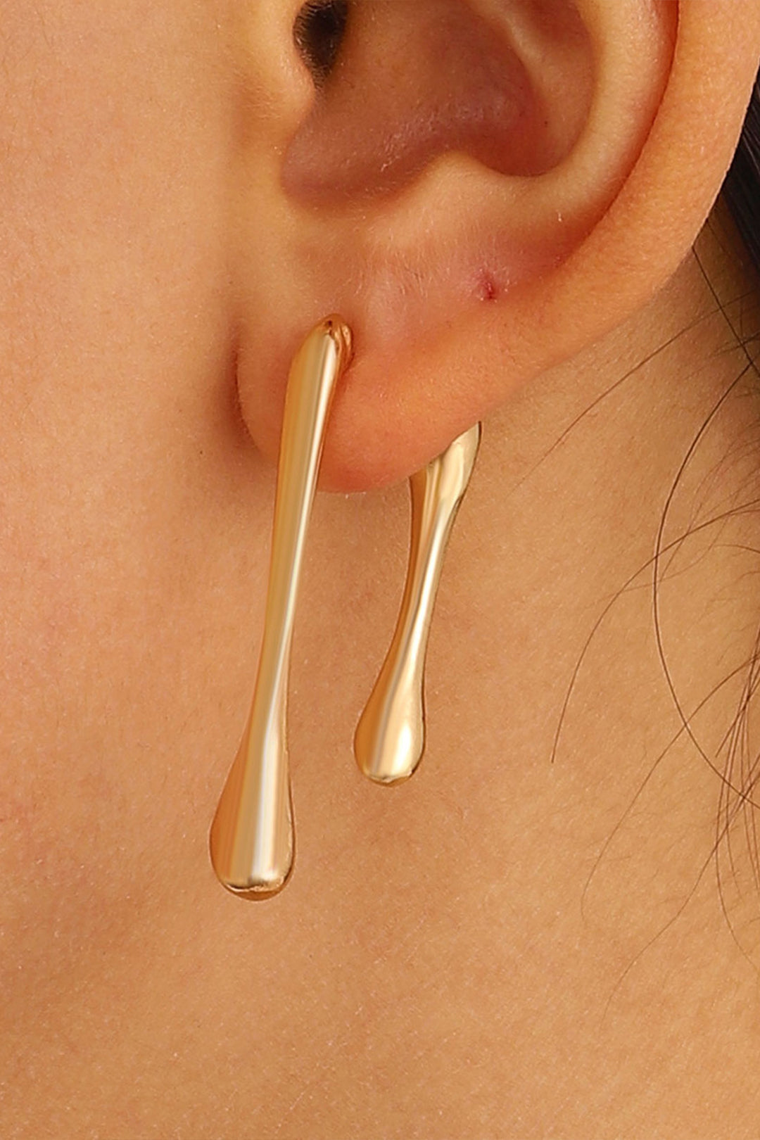 Asymmetrical Droplet Earrings – Minimalist Geometric Line Earrings CLOSE UP MODEL