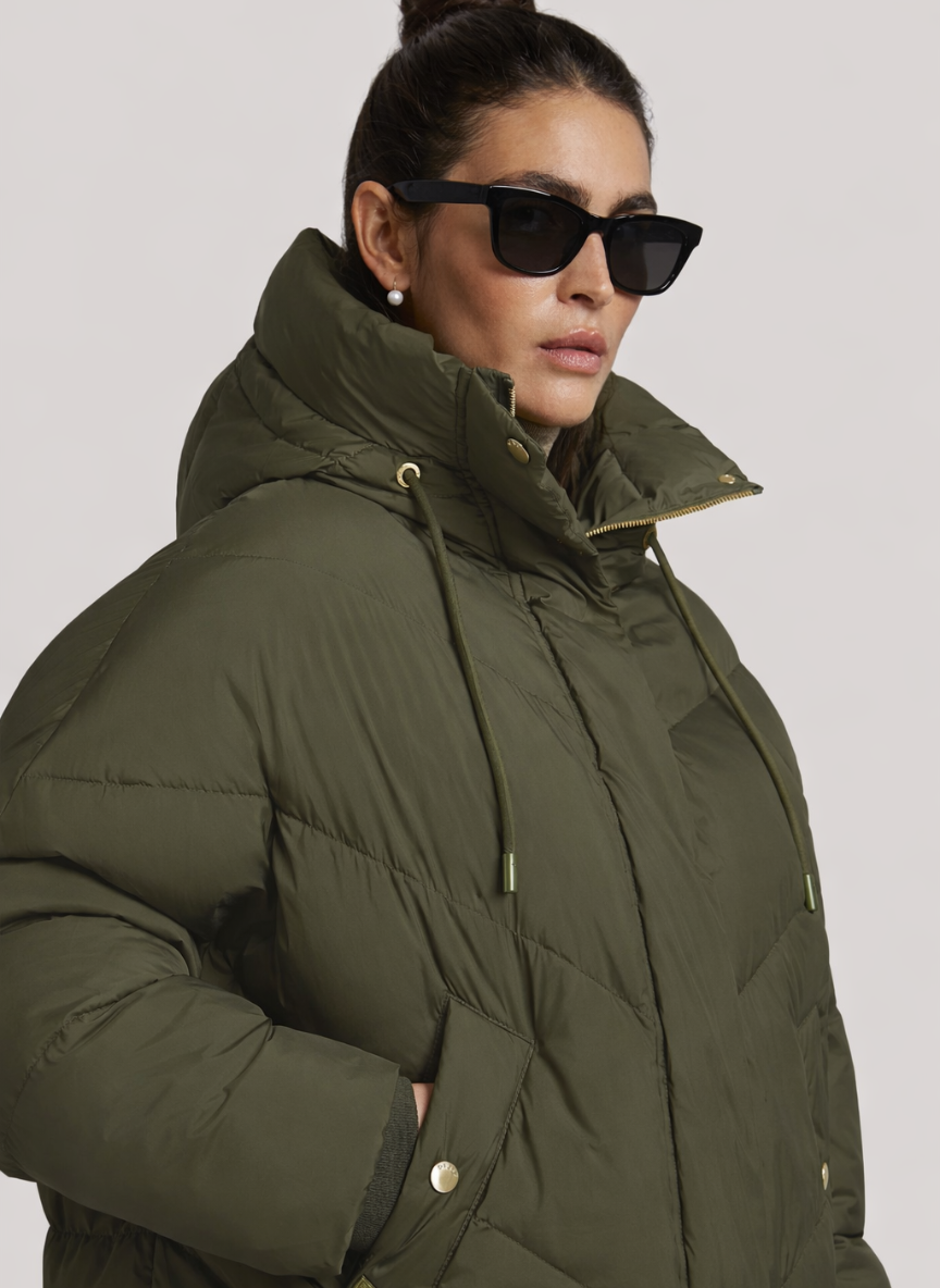 Cape-Style Oversized Puffer Jacket – Luxurious Down Insulation & Adjustable Hood 3
