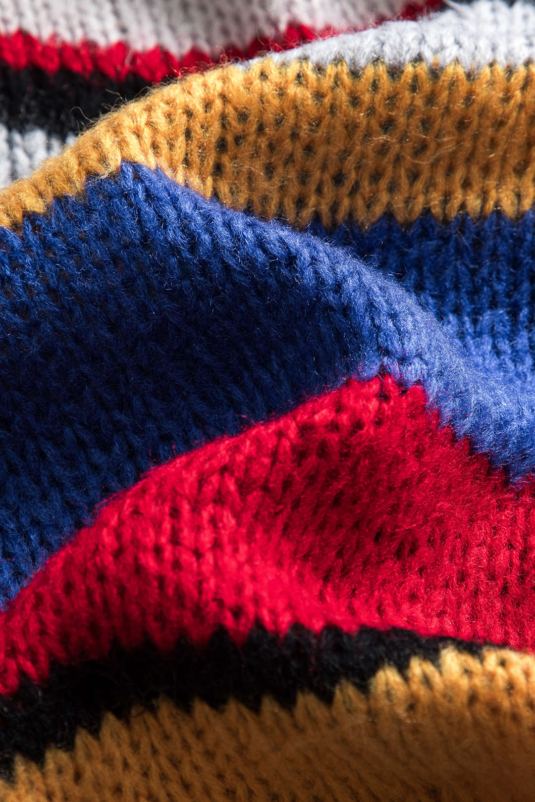 Basic knitted top with long sleeves and color blocks