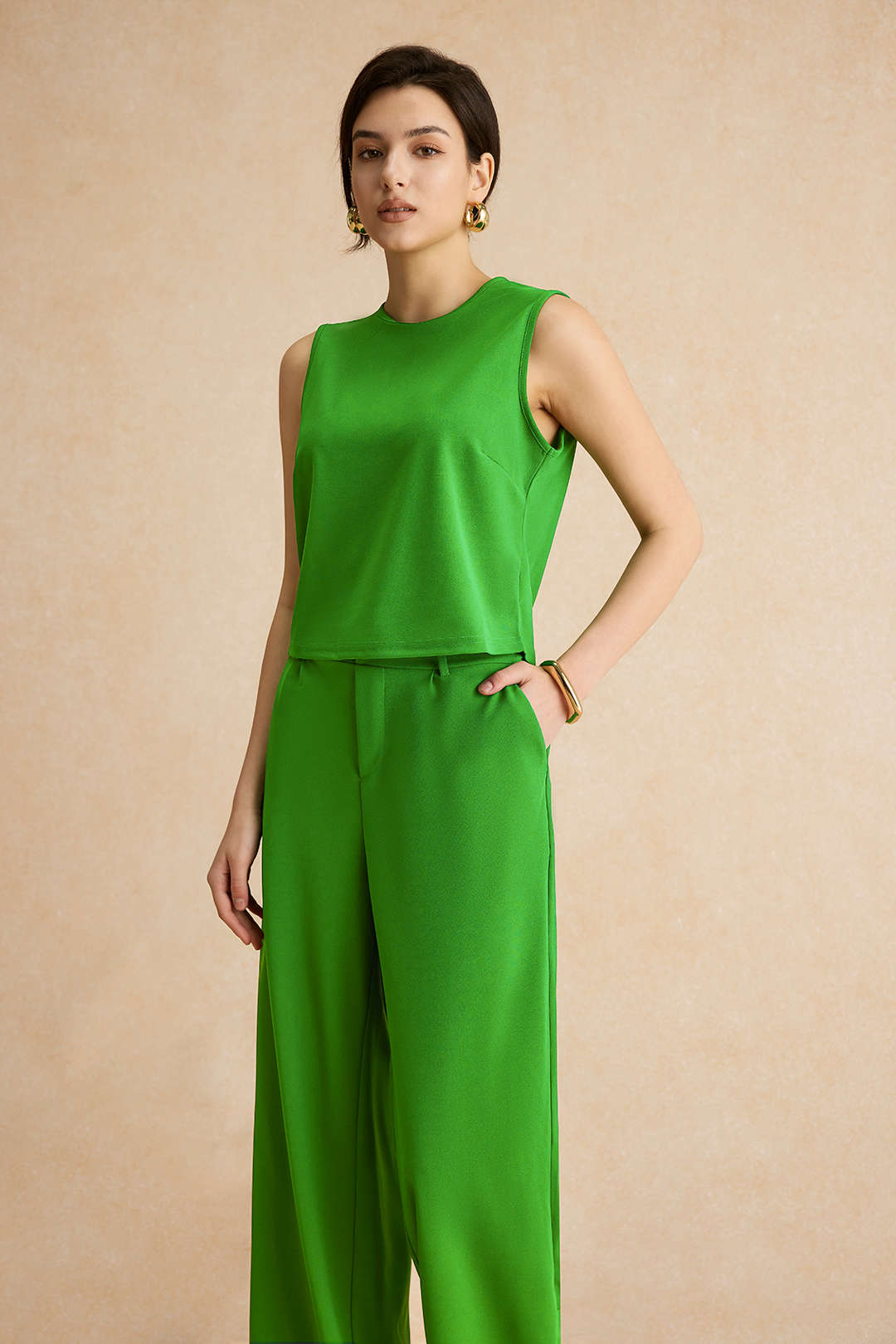 Basic plain sleeveless top and straight leg pants 