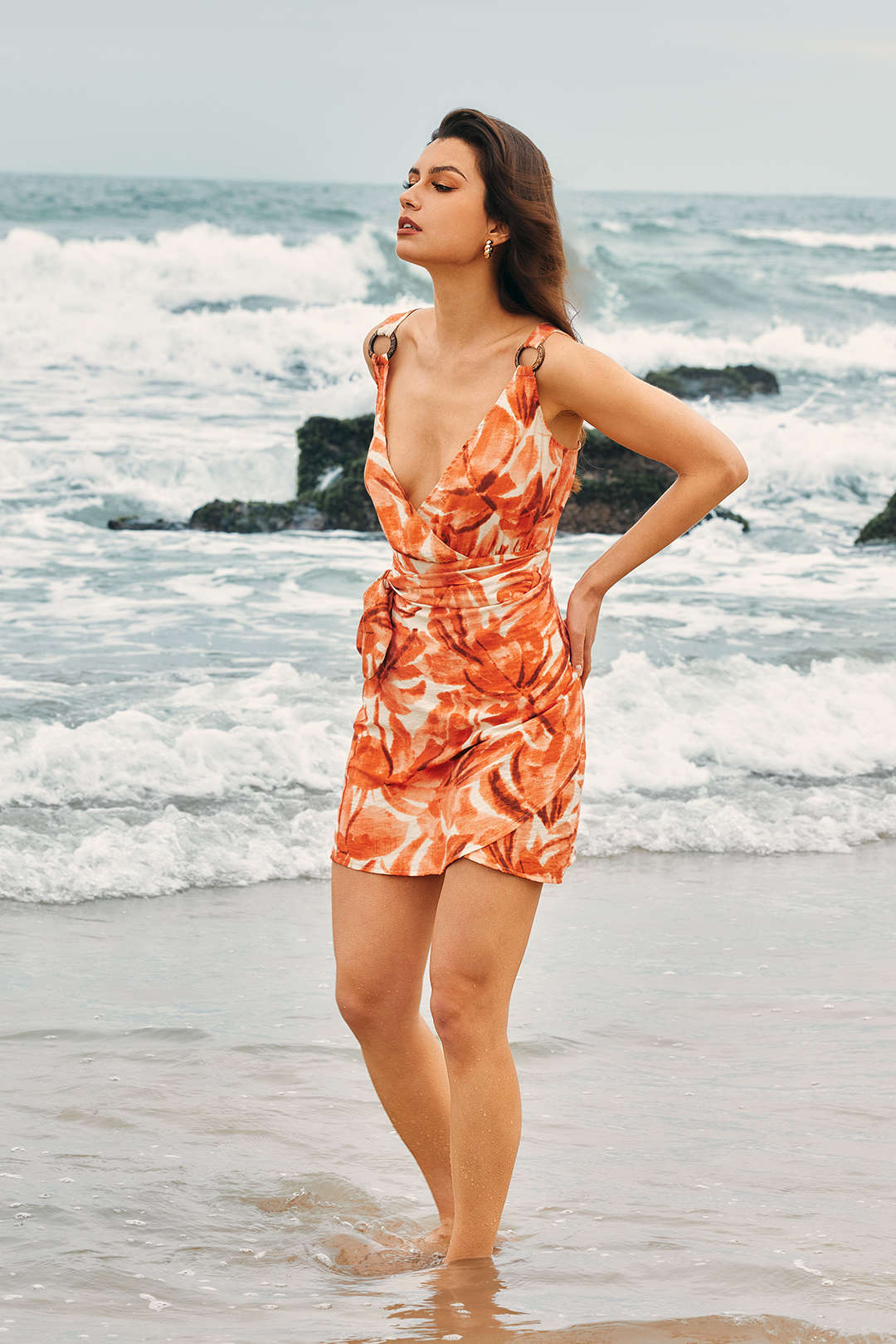 Abstract print mini dress with a V-neck knot 