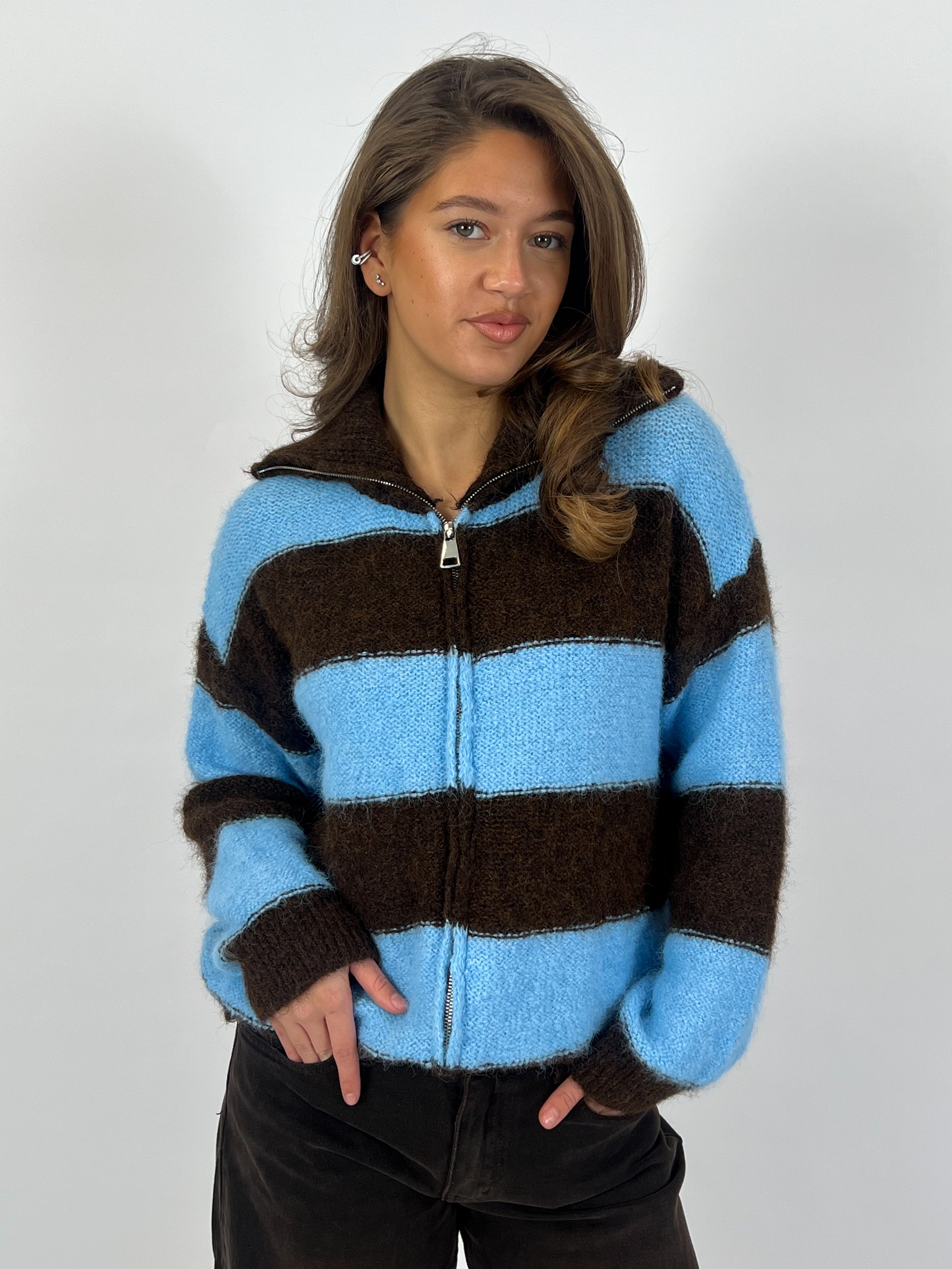 Women’s Soft Zip-Up Knit Cardigan – Bold Stripes with Cozy Elegance