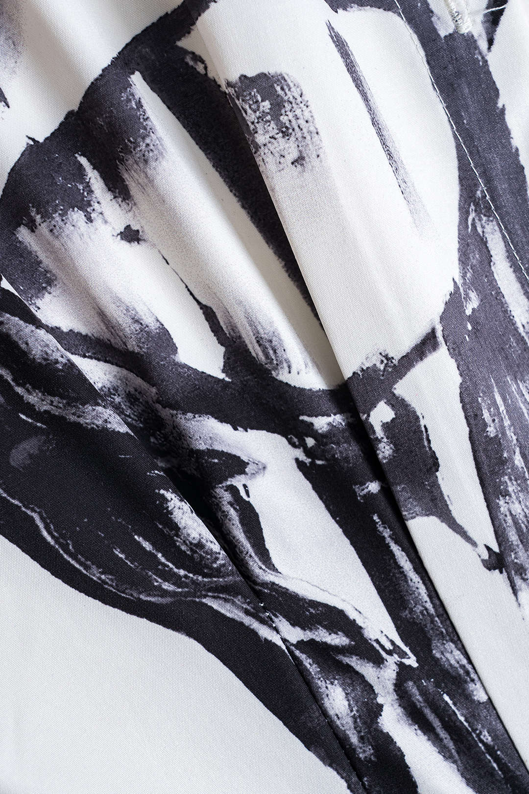 Long-sleeved shirt with abstract print 