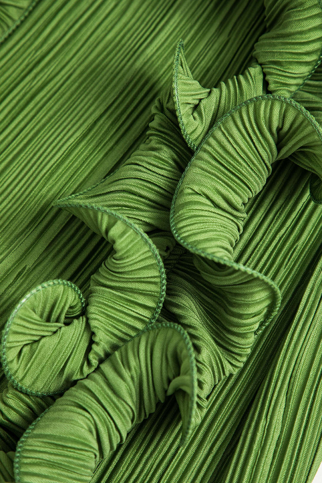 Midi dress with 3D flowers and V-neck 