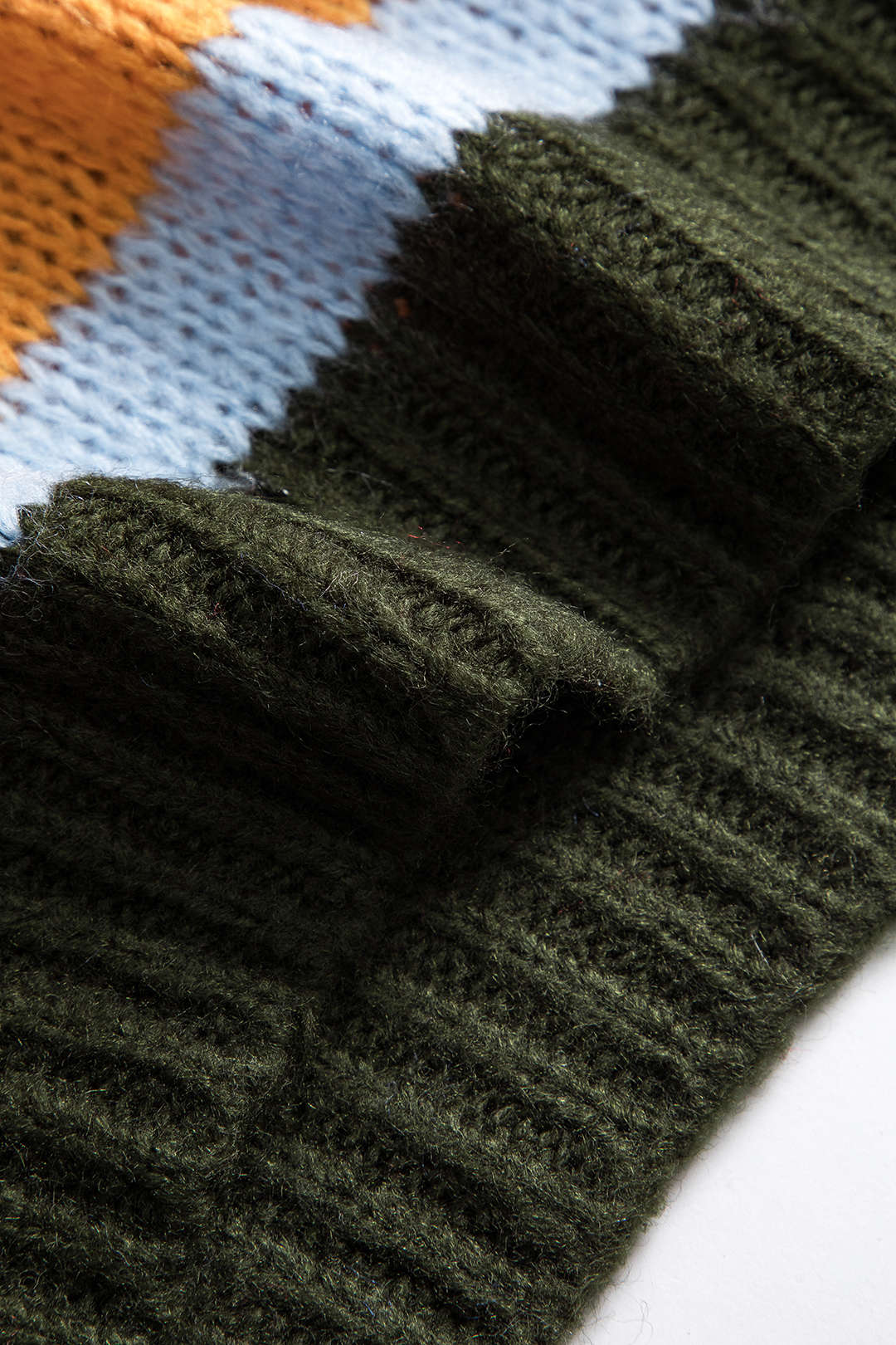 Basic knitted top with long sleeves and color blocks