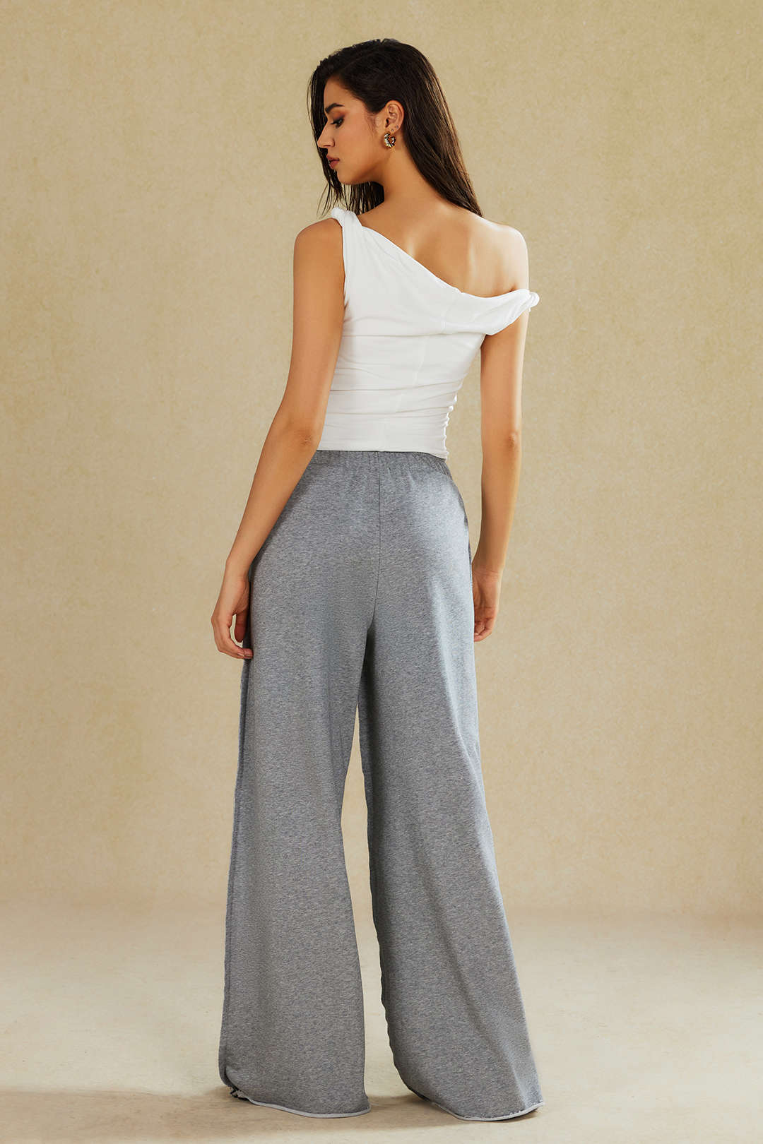 Eenvoudige asymmetrische twist mouwloze top