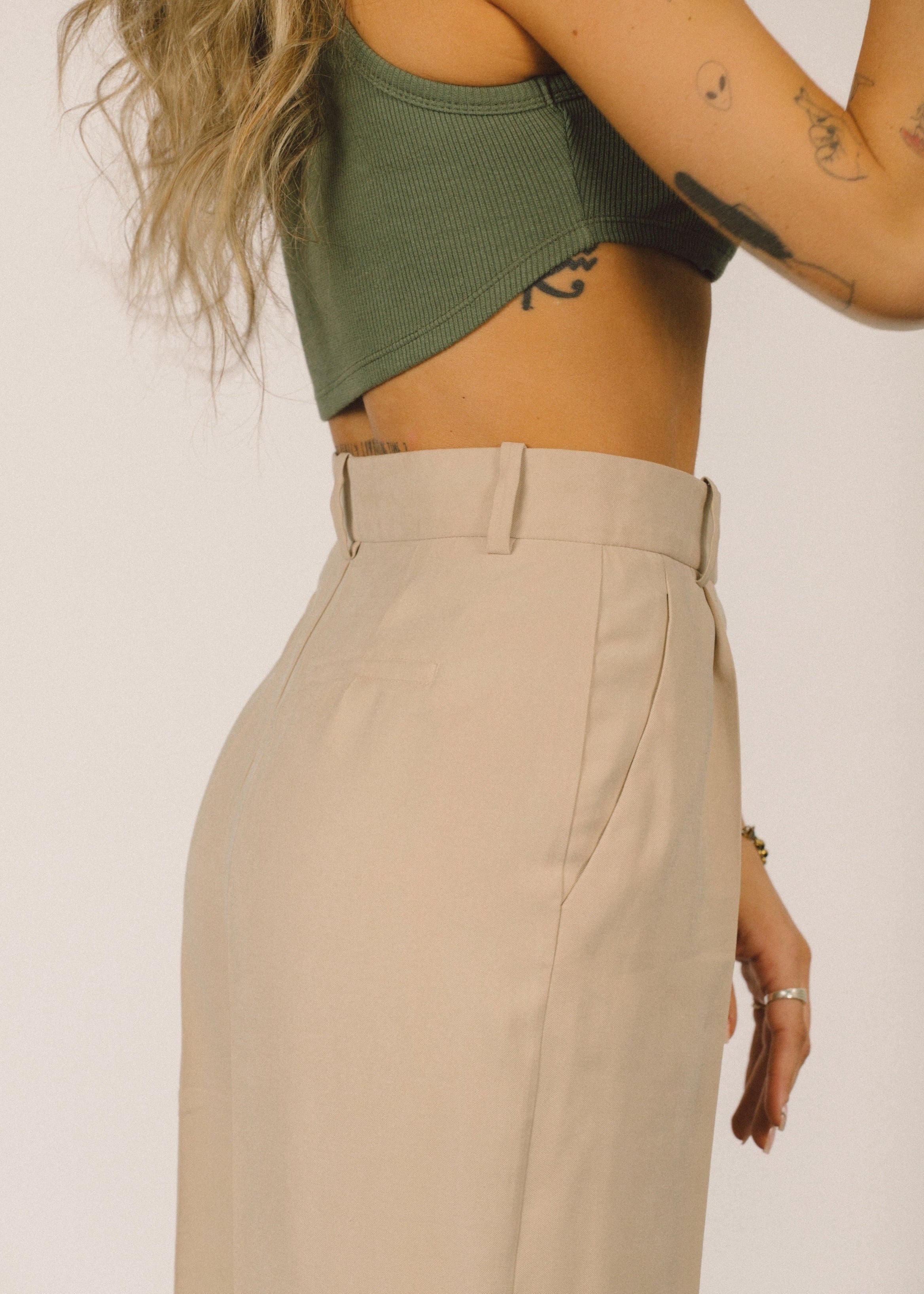 Women’s Ribbed Stretch Tank Top – Sculpted Cropped Silhouette